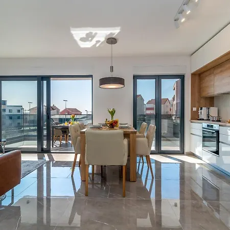 Poolside 2 Bedroom Ap. Mare *
