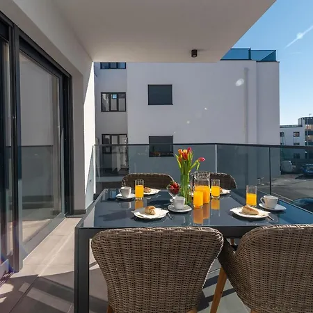 Poolside 2 Bedroom Ap. Mare Apartamento Trogir