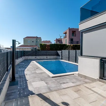 Apartamento Poolside 2 Bedroom Ap. Mare