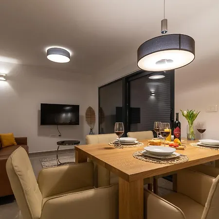 Poolside 2 Bedroom Ap. Mare Apartamento