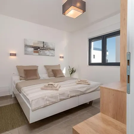 Apartamento Poolside 2 Bedroom Ap. Mare