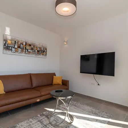 Poolside 2 Bedroom Ap. Mare Apartamento Trogir