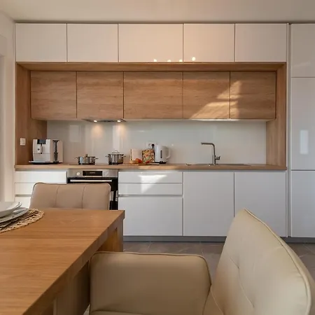 Poolside 2 Bedroom Ap. Mare Apartamento