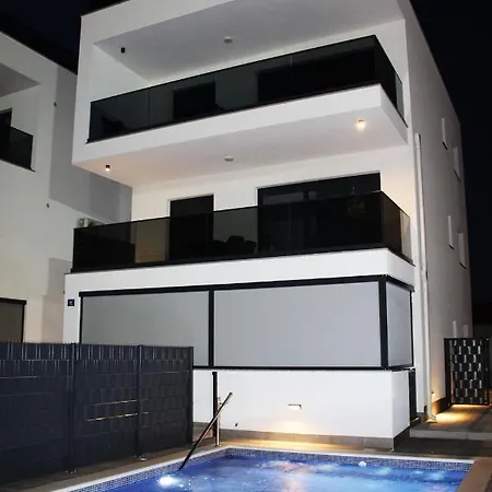 Poolside 2 Bedroom Ap. Mare Apartamento *