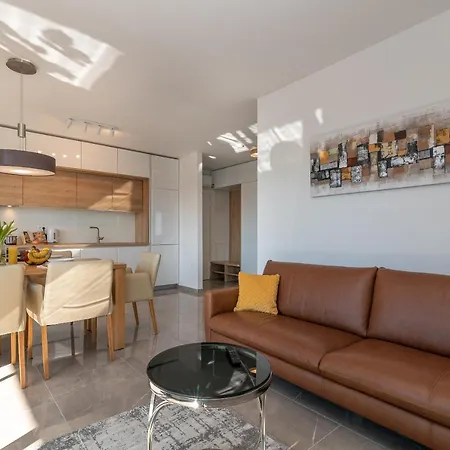 Poolside 2 Bedroom Ap. Mare *