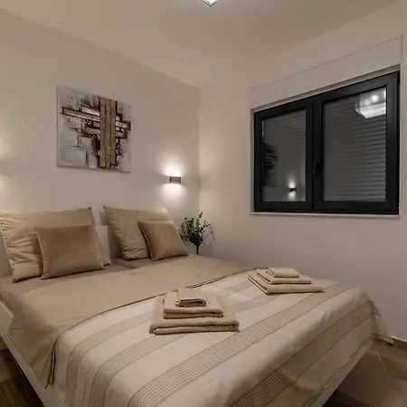 Poolside 2 Bedroom Ap. Mare *