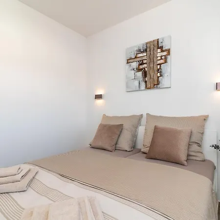 Poolside 2 Bedroom Ap. Mare Apartment